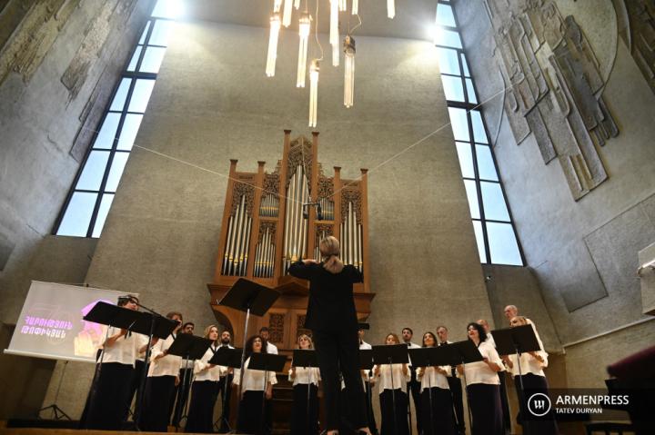 Yerevan Devlet Oda Müziği Korosu'nun kurucusu Harutyun 
Topikyan'ın 70. doğum yıldönümüne adanan jübile konseri
