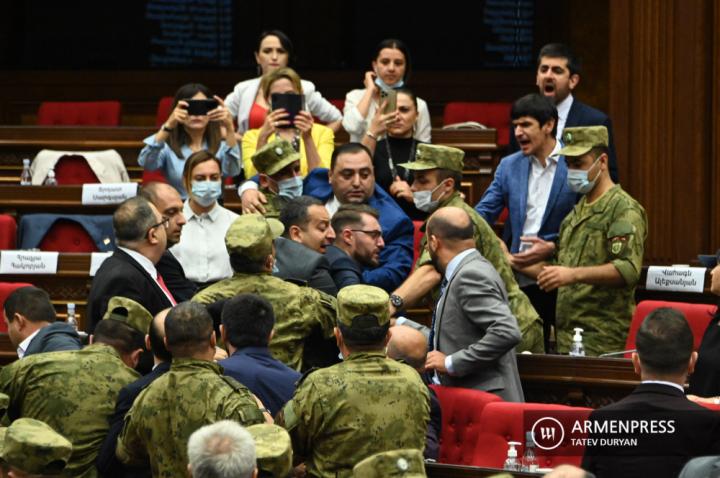 Ermenistan Parlamentosu’nda gerginlik
