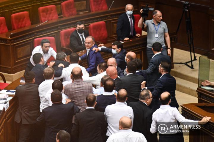Ermenistan Parlamentosu’nda ortam yeniden gerildi
