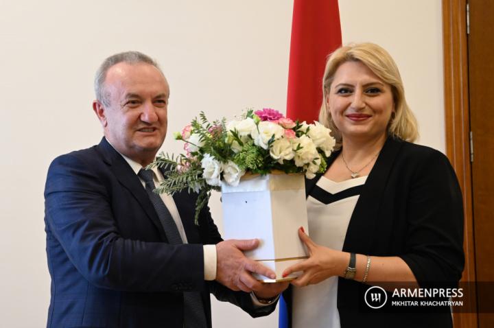 Ermenistan Eğitim, Bilim, Kültür ve Spor Bakanı Vahram 
Dumanyan, Avrupa Şampiyonu, satranç büyük ustası Elina 
Danielyan’ı kabul etti