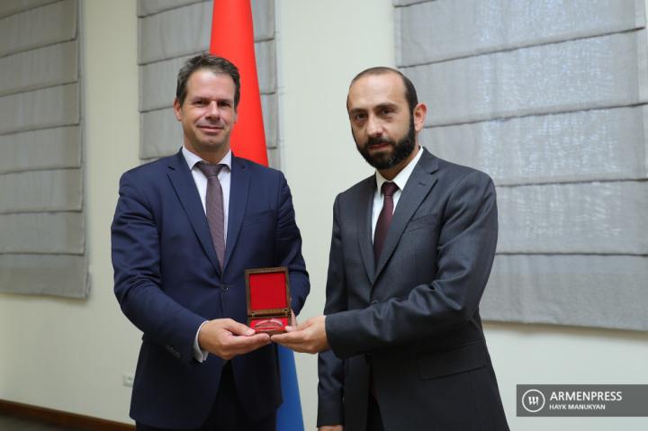Ermenistan Dışişleri Bakanı Ararat Mirzoyan, Fransa’nın 
Ermenistan Büyükelçisi Lacotte'e Ermenistan-Fransa ilişkilerinin 
güçlendirilmesine ehemmiyetli katkılarından dolayı Birinci 
Derec