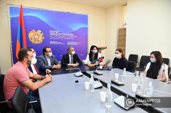 Ermenistan Hükümetinde diaspora Ermeni uzmanlarının 2021  
“İGorts” (Türkçe: İşe!) programı başladı
