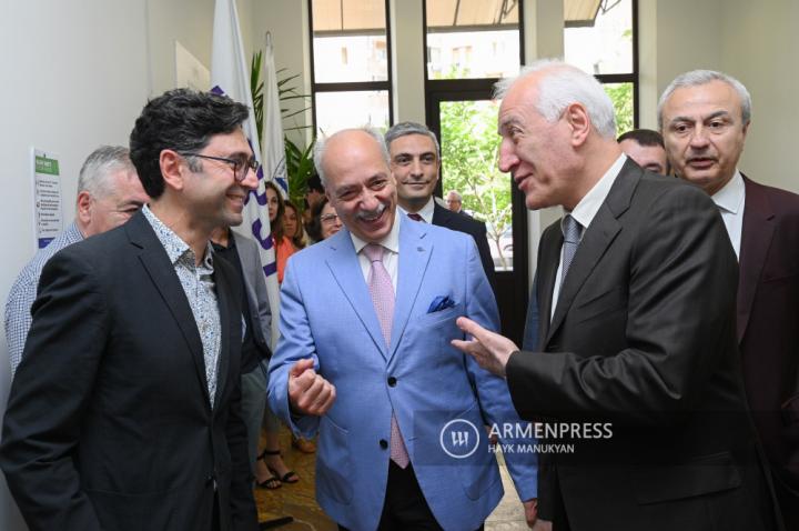 Le Président Vahagn Khatchatourian et le lauréat du prix Nobel 
de médecine Artem Pataputian ont visité Synopsis Armenia