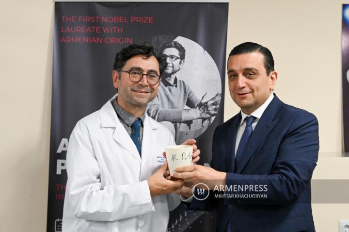 Le biologiste moléculaire arméno-américain, neuroscientifique 
et lauréat du prix Nobel Artem Patapoutian visite le centre 
scientifique et éducatif «COBRAIN» de l'Université médicale 
d'É