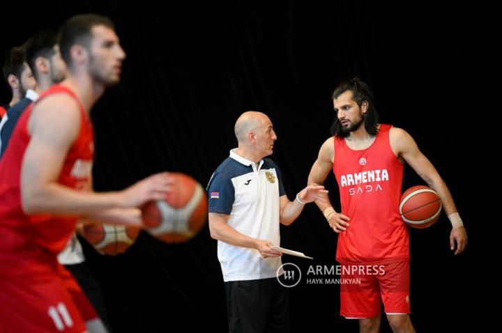 L'équipe nationale arménienne de basket-ball s'entraîne pour le 
Championnat d'Europe masculin de basket-ball des petits pays
