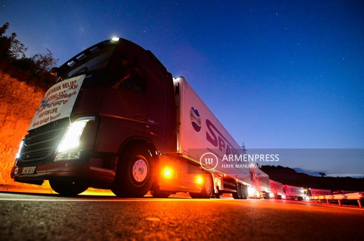Гуманитарные грузовики, отправленные из Еревана в 
Арцах, после полуночи все еще продолжают
стоять на Корнидзорском участке
