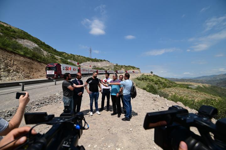 Swedish MP Arin Karapet, Pashinyan's aide Hakob 
Abrahamyan visit blocked humanitarian convoy near Lachin 
Corridor 