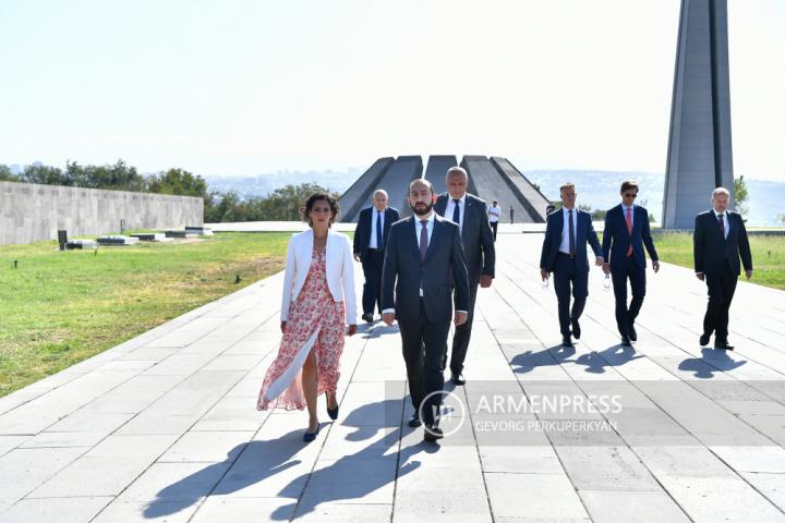 Belgian foreign minister pays tribute to memory of 
Armenian Genocide victims at Tsitsernakaberd Memorial 