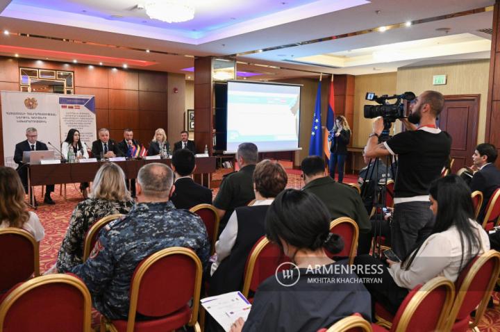 Ermenistan Polisi temsilcileri ve ABD'nin Yerevan'daki 
Büyükelçi'nin katılımıyla düzenlenen etkinlik