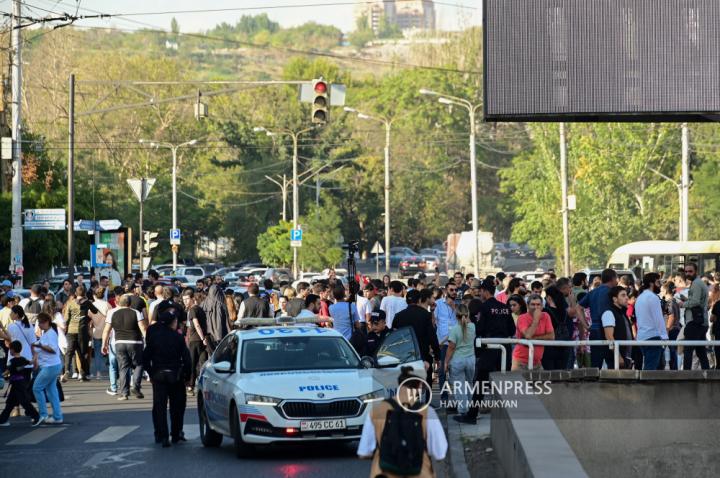 Protesters block streets in Yerevan 