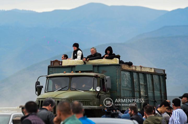 Forcibly displaced persons from Nagorno-Karabakh cross 
into Armenia via Kornidzor village 