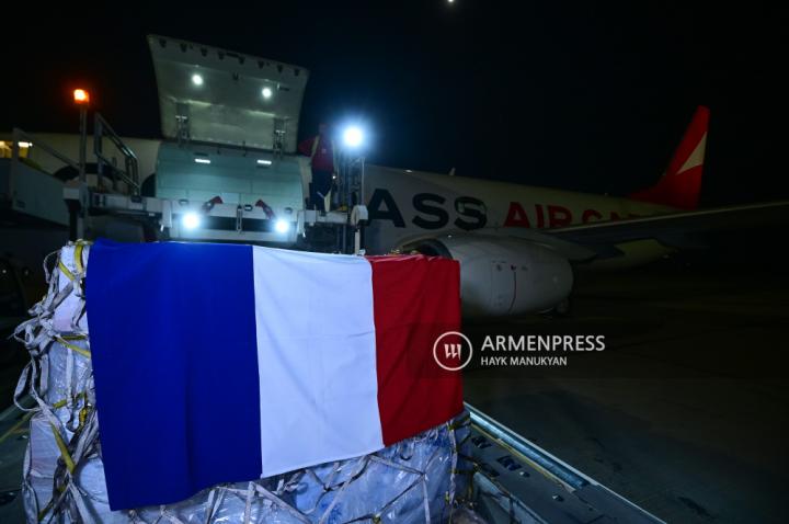 Fransa, Dağlık Karabağ'da zorla yerinden edilenler için 
Ermenistan'a 5 ton insani yardım gönderdi