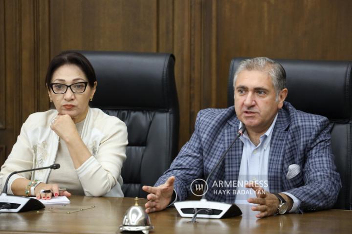 Ermenistan Parlamentosu'nda milletvekiller gazetecilerin 
sorularını yanıtlıyor