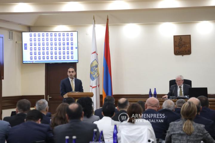 Yerevan Belediye Konseyi oturumu