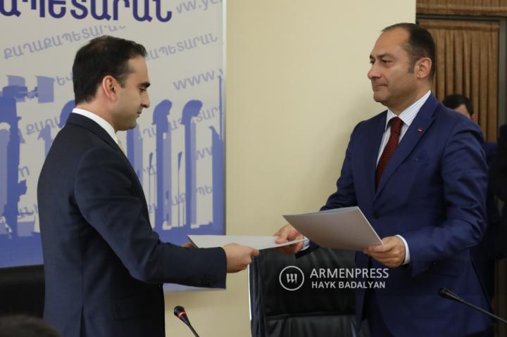 Yerevan Belediye Konseyi'nin Sivil Sözleşme ve Cumhuriyet 
grupları işbirliği anlaşması imzaladı