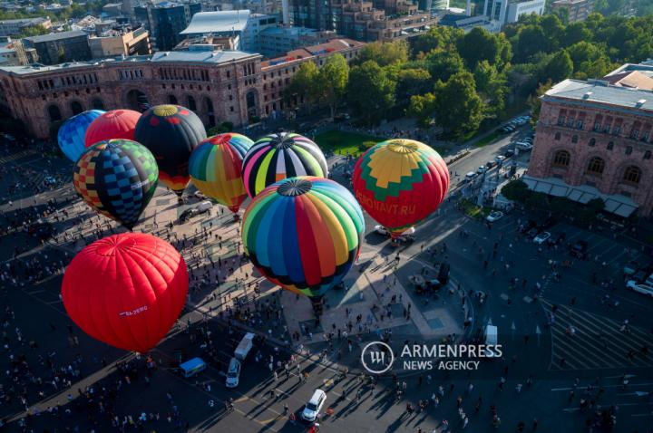 Yerevan'ın semalarında rengarenk masalsı balonlar. 
Uluslararası "Ermenistan'ı gökten keşfedin" festivali başladı
