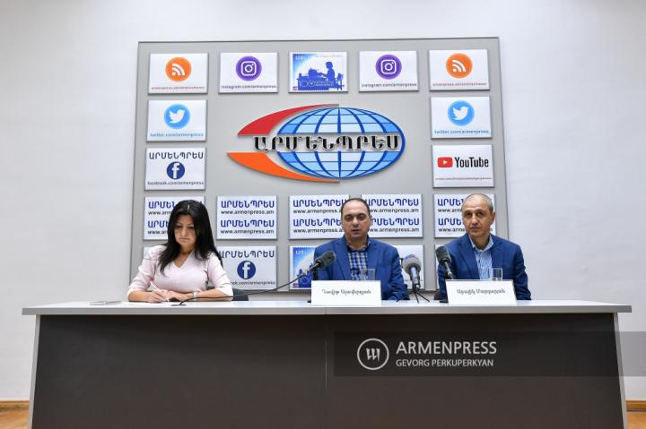 Zangezur Bakır-Molibden Kombinesi Medya ve Halkla İlişkiler 
Dairesi Başkanı Araik Margaryan, Ermeni Çevrimiçi Medya ve 
Gazeteciler Derneği Başkanı Davit Alaverdyan'ın basın 
toplantısı