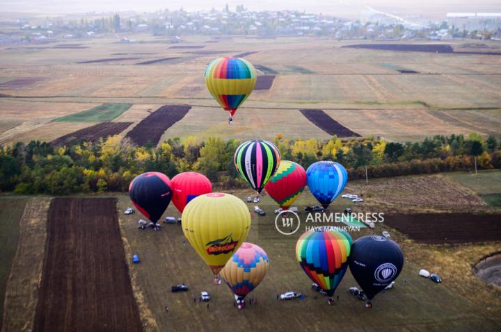 "Ermenistan'ı gökten keşfedin" festivali Aparan 
Rezervuarından kapanış uçuşu