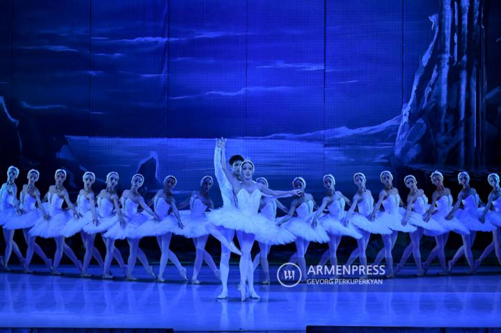 "Kuğu Gölü" balesi Yerevan Operası'nda
