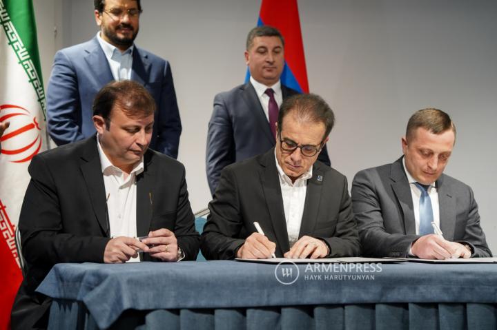 "Yol Departmanı" Vakfı ile "Abad Rahan Pars" Uluslararası 
Grubu ve "Tunel Sad Ariana" ortak şirketi arasındaki 
sözleşmenin imzalanmasının resmi töreni