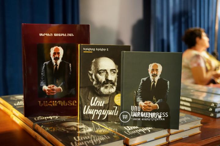 Общественности были представлены три книги, одна - 
написанная Сосом Саркисяном
и 2 - посвященные артисту