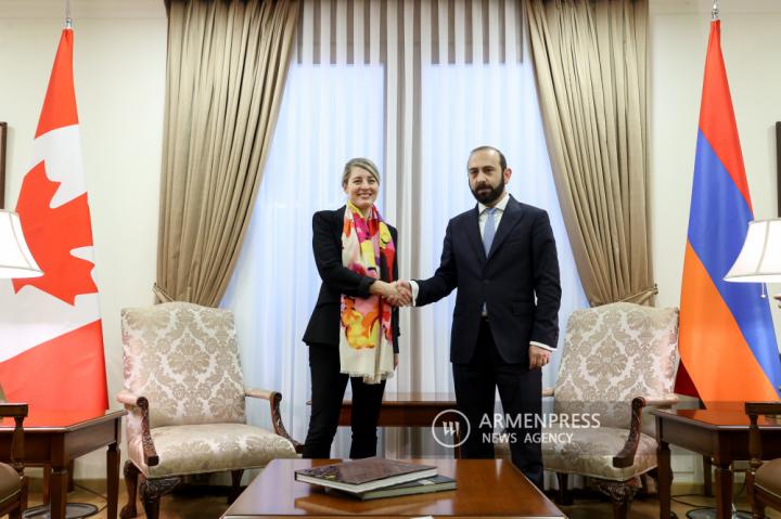 Приватная беседа министров иностранных дел Армении 
и Канады и встреча в расширенном составе