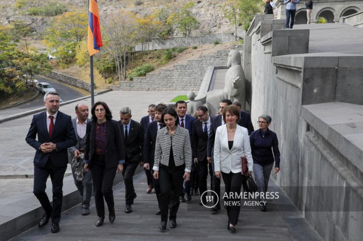 Armenian, French culture ministers visit Matenadaran 