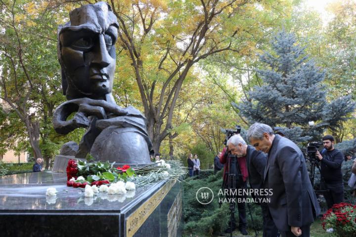Politicians and others commemorate victims of 1999 
October 27 parliament attack