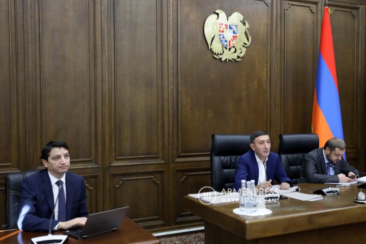 Ermenistan Parlamentosu'nda ekonomik sorunlar, mali ve 
kredi sorunları ve bütçe sorunlarıyla ilgilenen daimi 
komisyonların ortak oturumu