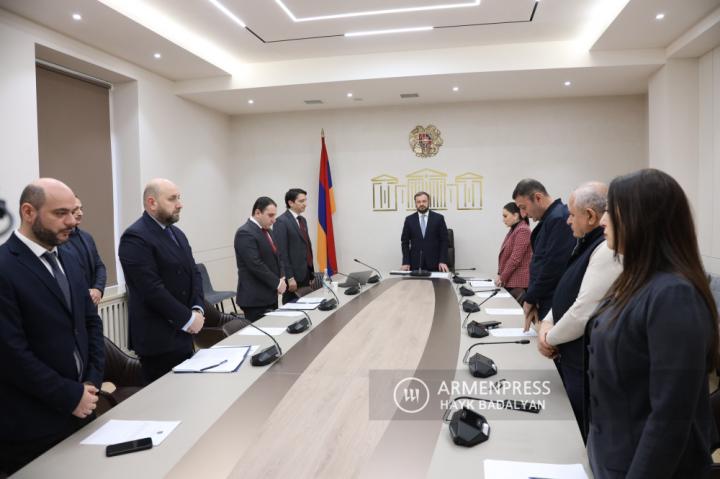 Ermenistan Parlamentosu Mali, Kredi ve Bütçe Konuları 
Daimi Komitesinin oturumu
