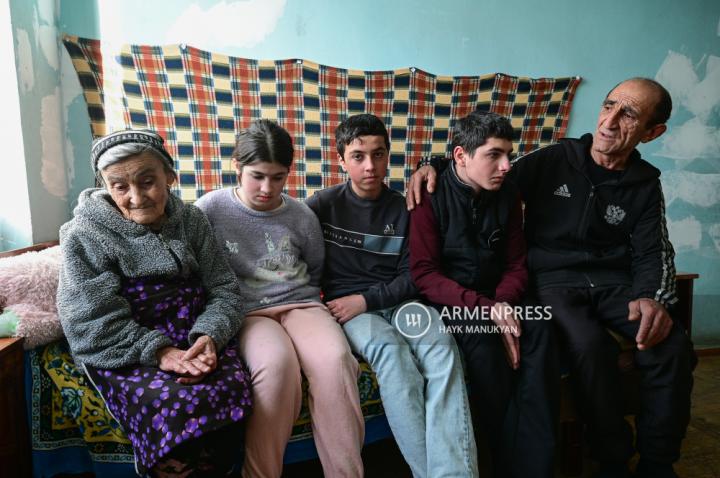 Из Нагорного Карабаха в Армению: надежда на 
спасение: семья принудительных переселенцев 
воспитывает троих детей-сирот