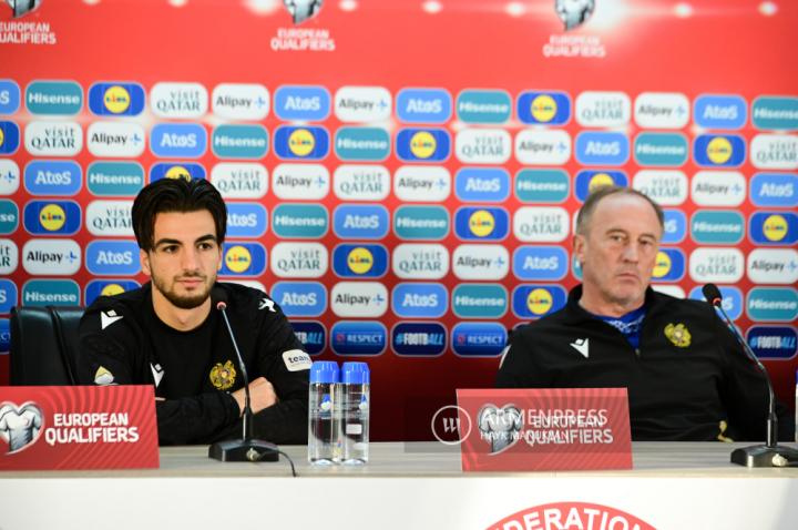 Ermenistan milli futbol takımının teknik direktörü 
Petrakov'un basın toplantısı