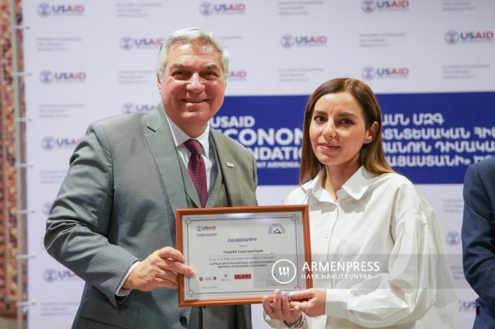 Artsakh'tan yerinden edilenler için hazırlanan turizmcilikle 
ilgili eğitim programına katılanlara sertifika verme töreni 

