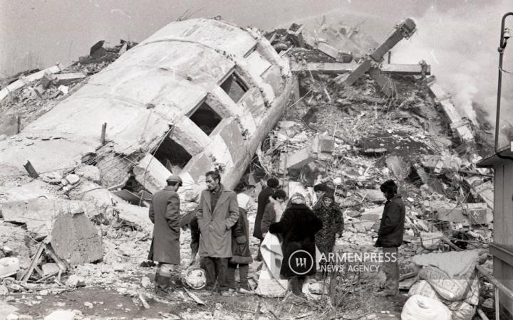 Катастрофическое землетрясение 1988 года на 
фотографиях "Арменпресс"