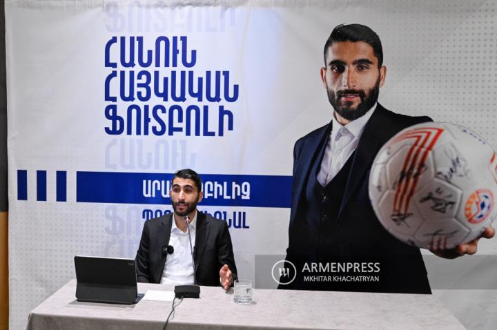 亚美尼亚足球联合会主席候选人阿拉斯·厄兹比利兹的新闻发
布会