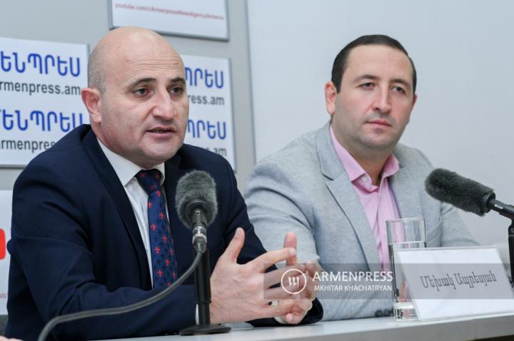 亚美尼亚旅游联合会主席梅卡克·阿普雷西安和《访问亚美尼
亚》旅行社创始人弗拉基米尔·格沃尔吉安举行新闻发布会