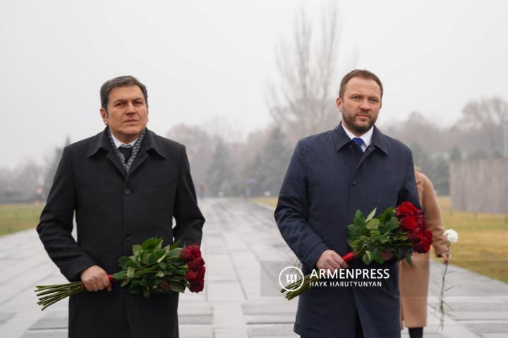 爱沙尼亚外长马格斯·查克纳参观亚美尼亚种族灭绝纪念碑
