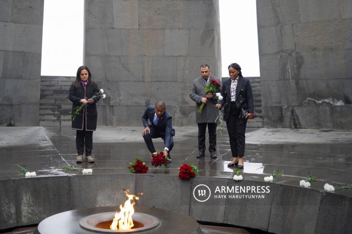 博茨瓦纳外交部长莱莫冈·夸佩参观亚美尼亚种族灭绝纪念碑