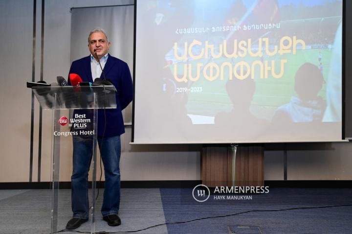 埃里温《凤凰》足球俱乐部主席阿图尔·索霍莫尼扬的新闻发
布会