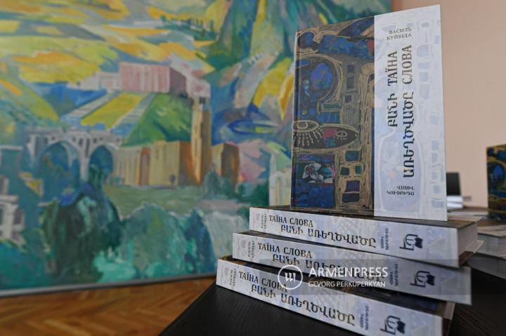 Ukraynalı yazar Vasyl Kuybida kitabını Ermenice olarak 
sundu