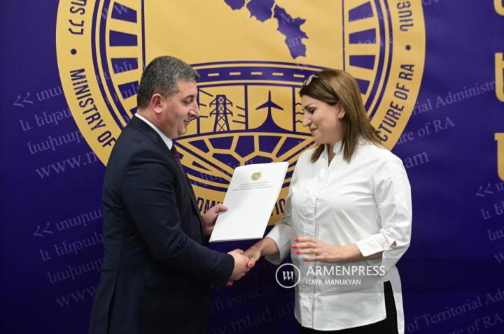 Minister of Territorial Administration and Infrastructures 
Gnel Sanosyan awards distinguished representatives of the 
energy sector 