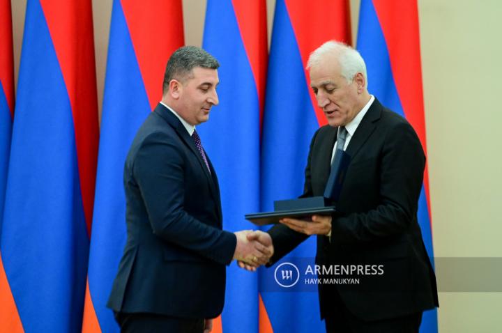 Ermenistan Cumhurbaşkanlığı Köşkü'nde görkemli bir ödül 
töreni düzenlendi
