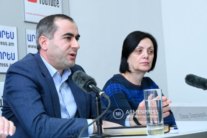 亚美尼亚教育文化部公共教育和课外机构协调部主任斯塔尔·
萨达良与联合国儿童基金会教育部主任阿尔瓦德·波格霍相的
新闻发布会。