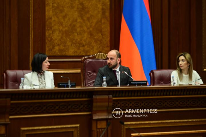 برگزاری جلسات استماع پارلمان جمهوری ارمنستان "در خصوص 
اصلاحات قانونگذاری و جهت گیری های اساسی تحصیلات حرفه 
ای و آموزش تخصصی"