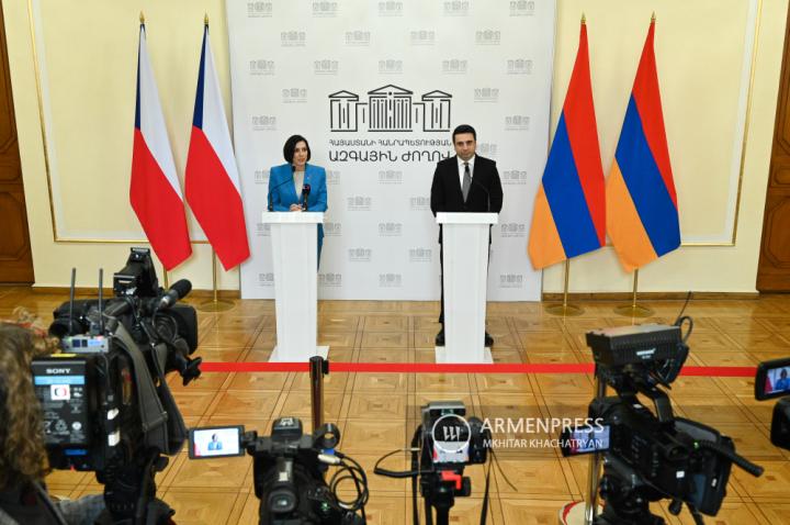 مؤتمر
 صحفي لرئيس البرلمان الأرمني ألان سيمونيان ورئيسة 
مجلس النواب التشيكي ماركيتا بيكاروفا أداموفا
