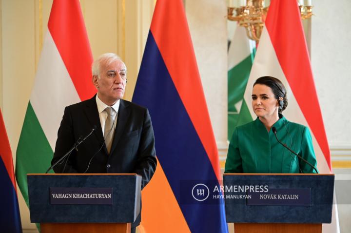 الرئيس
 الأرمني فاهاكن خاتشاتوريان و الرئيسة المجرية
كاتالين
 نوفاك يعقدان مؤتمراً صحفيا مشتركاً في
بودابست