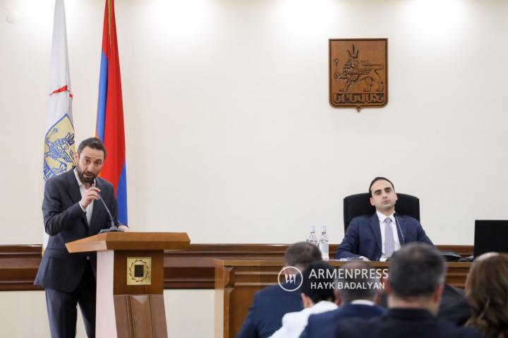 Sesión extraordinaria del Concejo Deliberante de Ereván