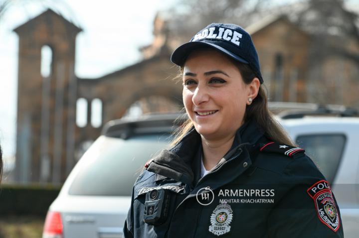 Policía Armine Harutyunyan durante su servicio