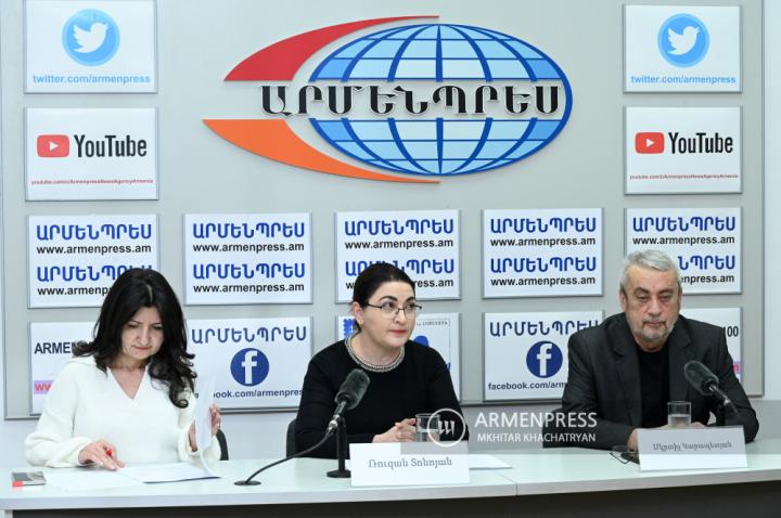 Conférence de presse de Mkrtich Karapetyan, président de 
l'Association nationale des éditeurs, et Ruzan Tonoyan, 
directrice de la bibliothèque Khnko Aper