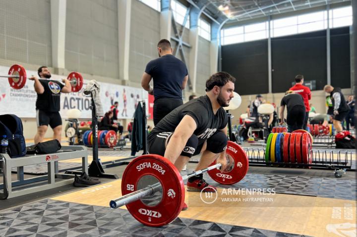 Тренировка сборных Армении по тяжелой атлетике в 
Софии